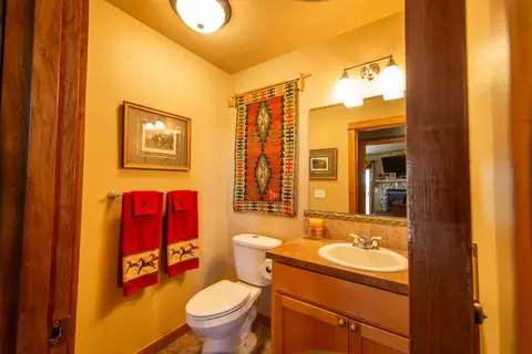 Bath - 61416 Cougar Trl, Bend, OR 97701 photo 2 of 6