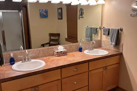 Bath - 61416 Cougar Trl, Bend, OR 97701 photo 3 of 6