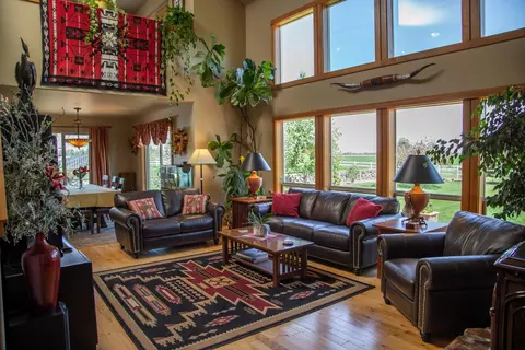 Living - 61416 Cougar Trl, Bend, OR 97701 photo 2 of 4