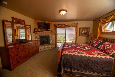 Bedroom - 61416 Cougar Trl, Bend, OR 97701 photo 2 of 4