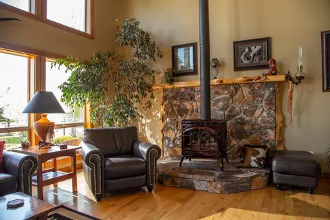 Living - 61416 Cougar Trl, Bend, OR 97701 photo 3 of 4