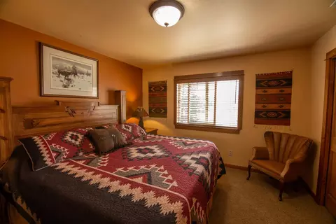 Bedroom - 61416 Cougar Trl, Bend, OR 97701 photo 3 of 4