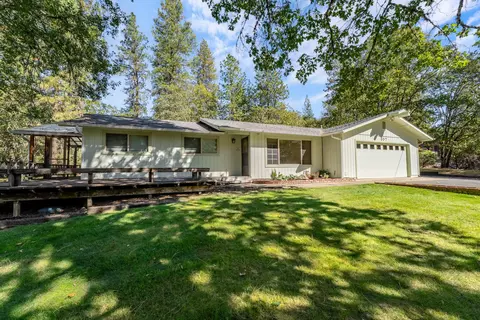 857 Azalea Dr, Grants Pass, OR 97526
