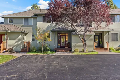 1044 Golden Pheasant Dr, Redmond, OR 97756