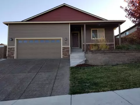 911 Stonewater Dr, Eagle Point, OR 97524