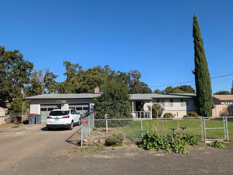 614 W Gregory Rd, Central Point, OR 97502