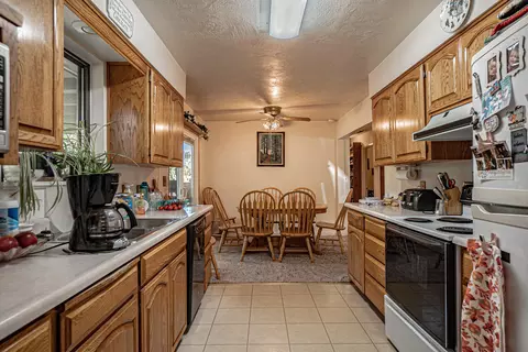 614 W Gregory Rd, Central Point, OR 97502 photo 4