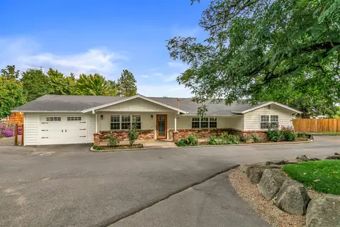 3734 Scenic Ave, Central Point, OR 97502