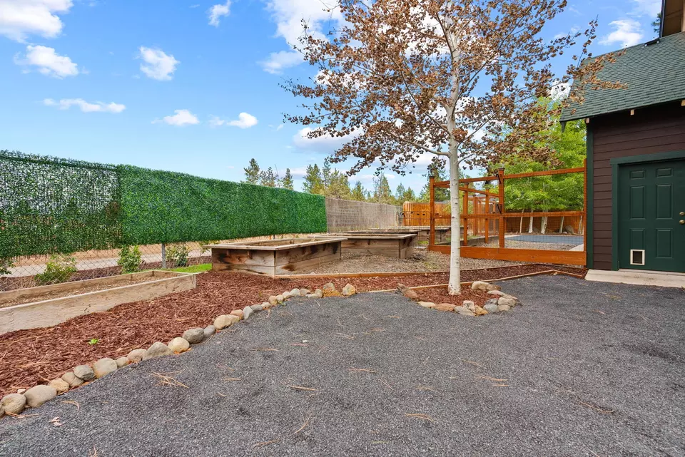 Exterior - 450 S Timber Creek Dr, Sisters, OR 97759 photo 12 of 15