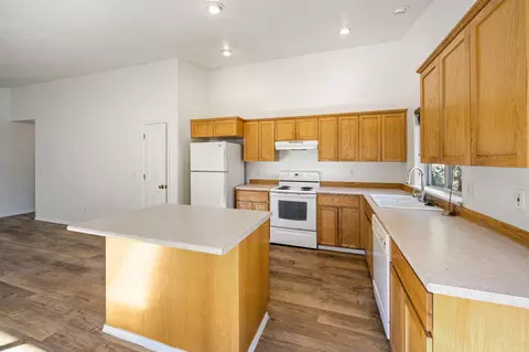 Kitchen - 16470 Cassidy Dr, La Pine, OR 97739 photo 1 of 1