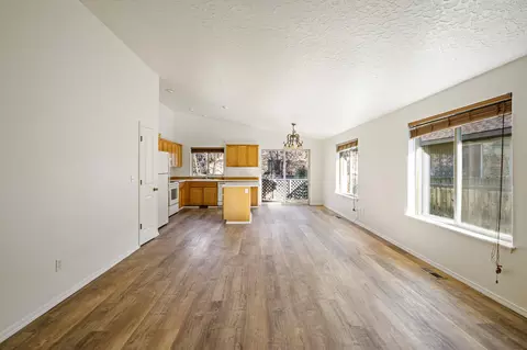 Living - 16470 Cassidy Dr, La Pine, OR 97739 photo 3 of 5