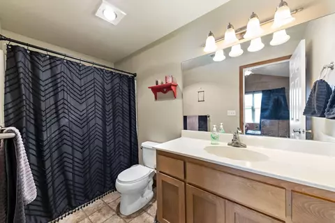 Bath - 208 Northview Dr, Eagle Point, OR 97524 photo 2 of 3