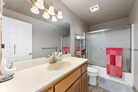 Bath - 208 Northview Dr, Eagle Point, OR 97524 photo 1 of 3