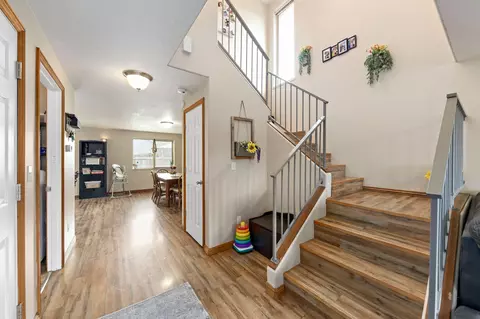 Entry Way - 208 Northview Dr, Eagle Point, OR 97524 photo 1 of 2