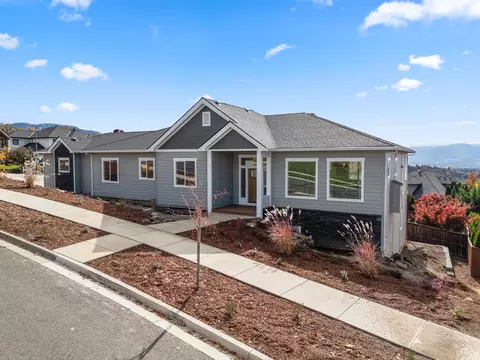 4260 Falcon Ridge Ter, Medford, OR 97504