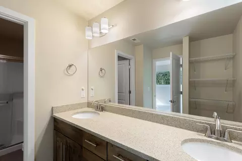 Bath - 748 NE Vail Ln, Bend, OR 97701 photo 4 of 5