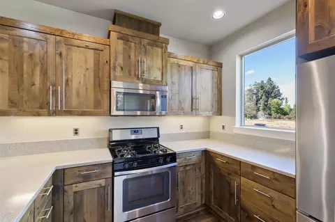 Kitchen - 748 NE Vail Ln, Bend, OR 97701 photo 4 of 4
