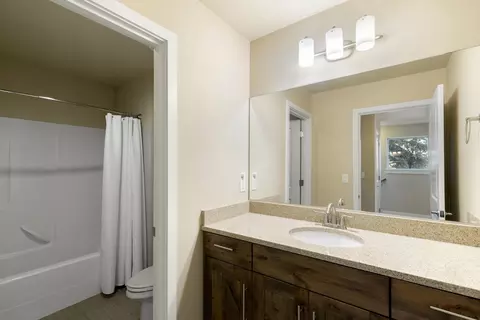 Bath - 748 NE Vail Ln, Bend, OR 97701 photo 3 of 5