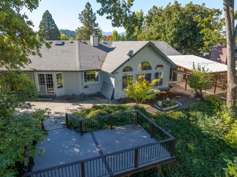 1320 Redwood Cir, Grants Pass, OR 97527