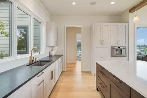 Kitchen - 19107 Cartwright Ct, Bend, OR 97702 photo 5 of 6