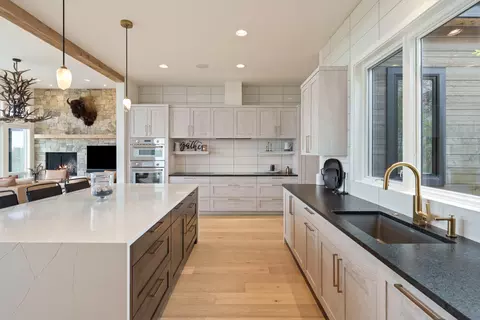Kitchen - 19107 Cartwright Ct, Bend, OR 97702 photo 3 of 6