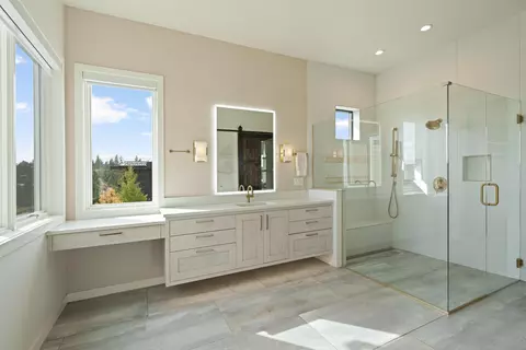 Bath - 19107 Cartwright Ct, Bend, OR 97702 photo 1 of 10