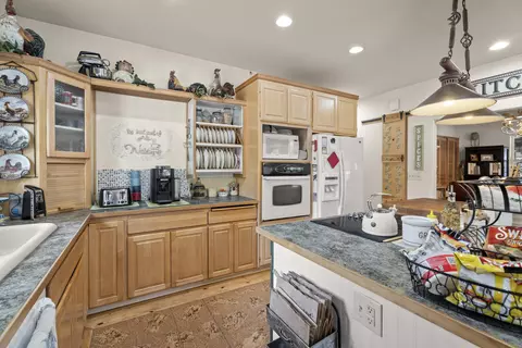 Kitchen - 152113 Silver Spur Rd, La Pine, OR 97739 photo 2 of 3
