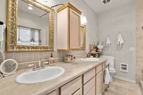 Bath - 152113 Silver Spur Rd, La Pine, OR 97739 photo 1 of 2