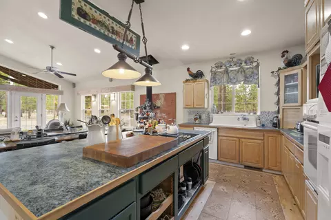 Kitchen - 152113 Silver Spur Rd, La Pine, OR 97739 photo 1 of 3