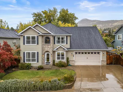 4505 Wolf Run Dr, Medford, OR 97504