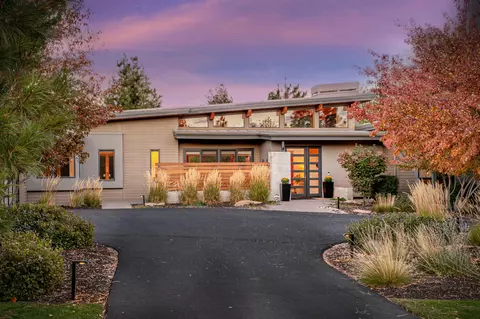 61612 Hosmer Lake Dr, Bend, OR 97702