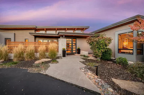 61612 Hosmer Lake Dr, Bend, OR 97702