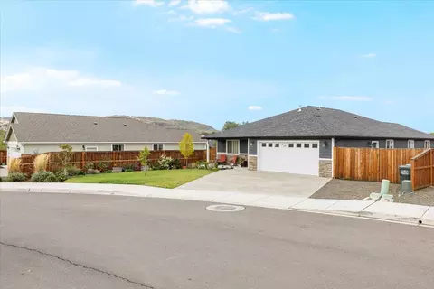 Exterior - 686 Sheffield Dr, Eagle Point, OR 97524 photo 2 of 5