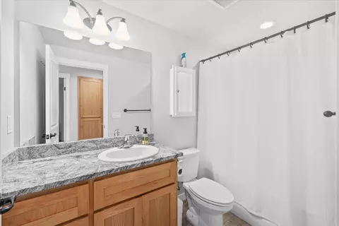 Bath - 686 Sheffield Dr, Eagle Point, OR 97524 photo 1 of 1