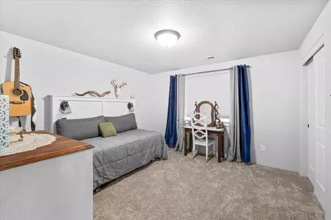 Bedroom - 686 Sheffield Dr, Eagle Point, OR 97524 photo 4 of 5
