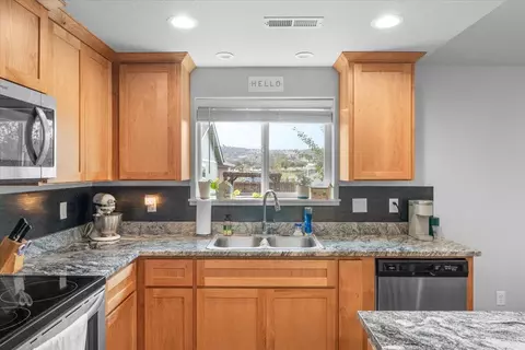 Kitchen - 686 Sheffield Dr, Eagle Point, OR 97524 photo 1 of 1