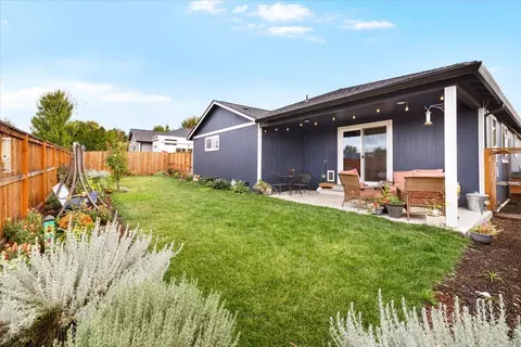 Exterior - 686 Sheffield Dr, Eagle Point, OR 97524 photo 3 of 5