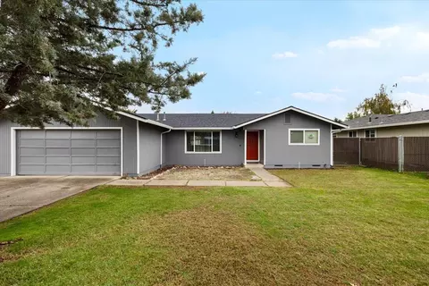 920 N 10th St, Central Point, OR 97502