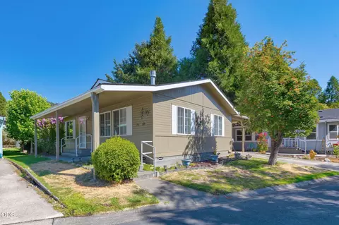 206 NW Creekside Dr, Grants Pass, OR 97526