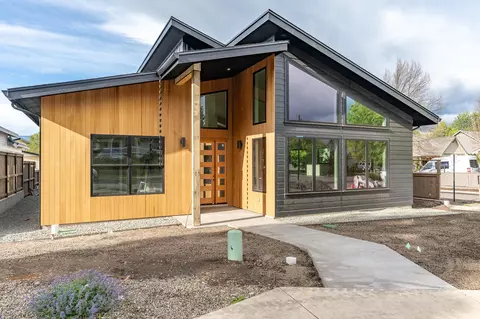 391 Clinton St #5200, Ashland, OR 97520