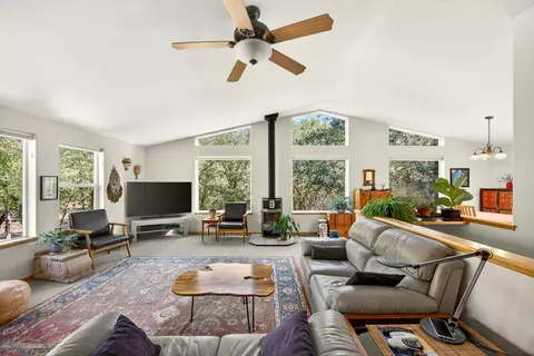 250 Cambridge Dr, Grants Pass, OR 97526