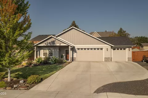 2745 SW 32nd St, Redmond, OR 97756