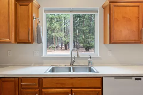 Kitchen - 60026 Turquoise Rd, Bend, OR 97702 photo 3 of 4