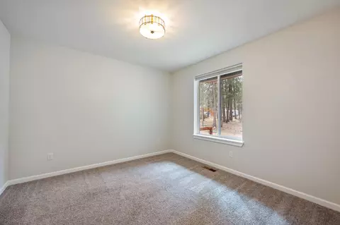 Bedroom - 60026 Turquoise Rd, Bend, OR 97702 photo 3 of 6