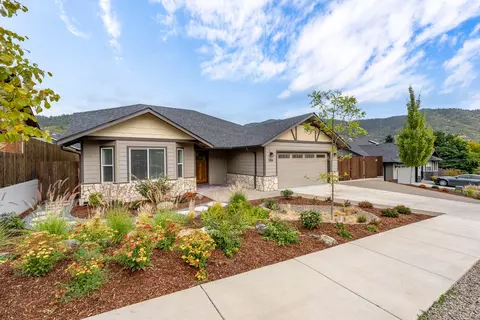 908 NW Bishop St, Grants Pass, OR 97526