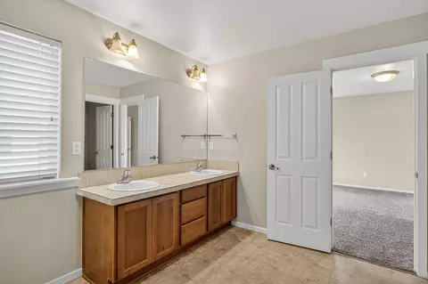 Bath - 21154 Ritz Pl, Bend, OR 97702 photo 2 of 3