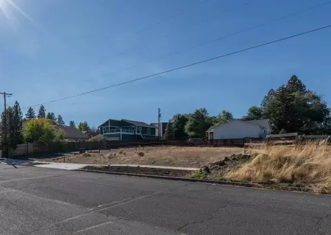 2109 NE 11th Pl, Bend, OR 97701 photo 2
