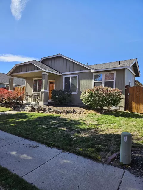 1297 NE 3rd St, Redmond, OR 97756