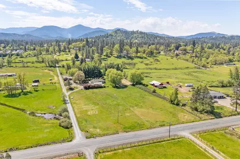 3313 Redwood Ave, Grants Pass, OR 97527