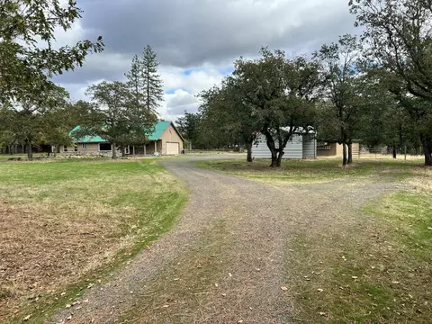 355 Bond Rd, Shady Cove, OR 97539
